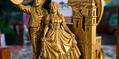 Presentan estatuilla que recibirá la pareja ganadora del Concurso Nacional de Huapango Arribeño