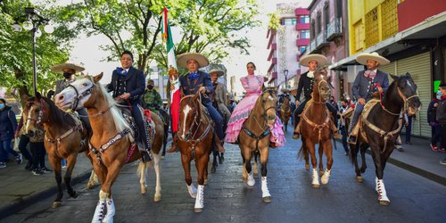 Ricardo Gallardo restituye y encabeza desfile de aniversario de Revolución Mexicana
