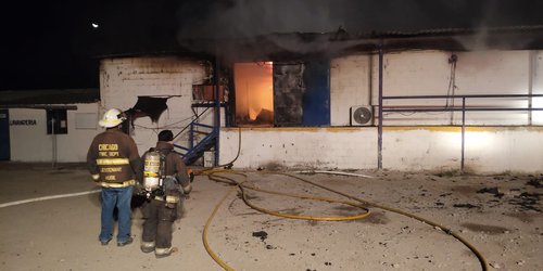 Incendio consume bodega de granja avícola; labores de emergencia se prolongan por más de cinco horas