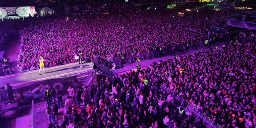 Katy Perry hace historia en la Fenapo 2026; reúne a miles de asistentes