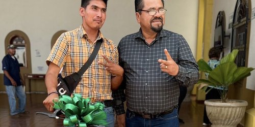 Apoya alcalde a “Chucho Mandados” con nueva bicicleta para continuar su emprendimiento