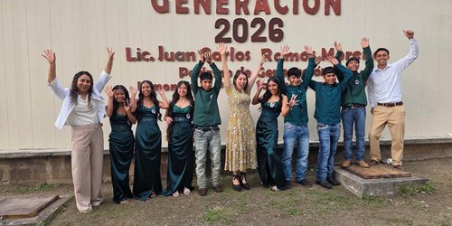Karen Manríquez apadrina generación de estudiantes en Limón de la Peña