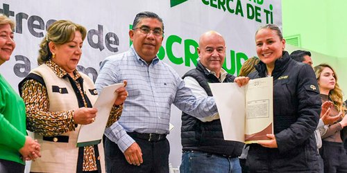 Alcalde Navarro entrega escrituras a 300 familias