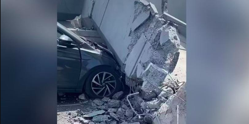 Colapsa puente peatonal sobre avenida de Monterrey; cae encima de un automóvil