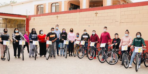 Lorena Valle entregó bicicletas a estudiantes