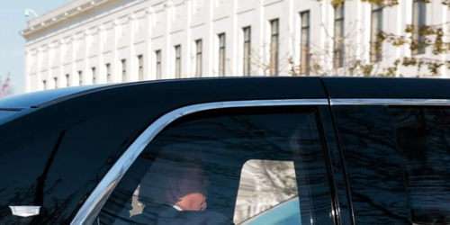 Llega Trump a Corte a audiencia de ciudadanía por nacimiento