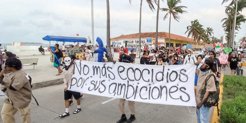 Marchan en Veracruz para exigir atención integral al derrame de hidrocarburo.
