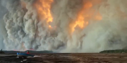 Autoridades piden a los residentes de Toronto permanecer en interiores mientras persiste el humo de los incendios forestales.