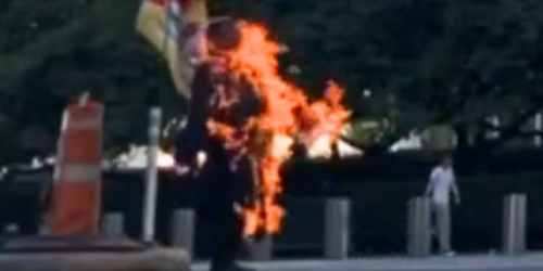 Hombre muere tras prenderse fuego frente a la sede de la ONU en Nueva York.