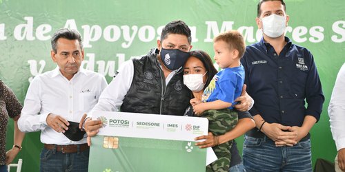 Entrega Gobernador becas económicas en la Huasteca