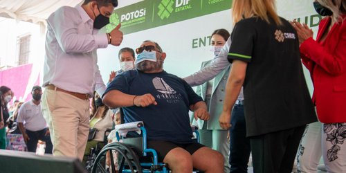 Ricardo Gallardo y Ruth González entregan apoyos a personas con discapacidad