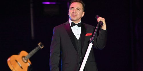 Cristian Castro le cantó a los enamorados en la FENAPO