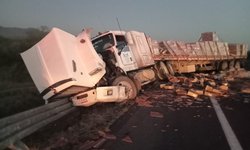 Chocan tráiler y grúa en supercarretera a Cerritos: Muere un joven