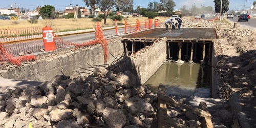 Seduvop Construye colector pluvial en el río Españita