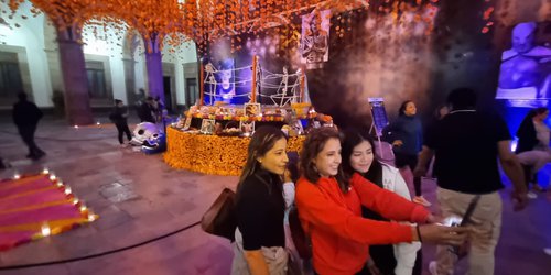 Gran éxito del altar de muertos en Palacio de Gobierno