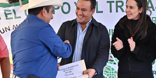 Entregan 30 tractores en el Altiplano en apoyo a campesinos