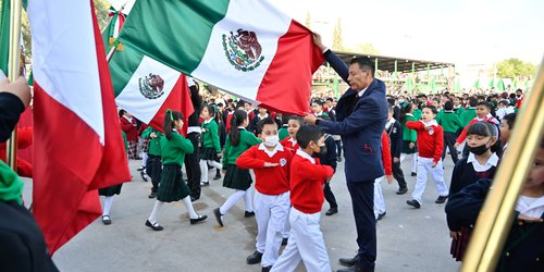 Ricardo Gallardo toma juramento a la Bandera a estudiantes de primaria