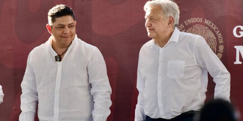 Concreta López Obrador compra de 13 plantas generadoras de luz a Iberdrola