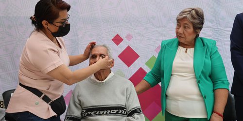 Gobierno Estatal entrega prótesis oculares