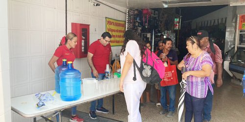 Regalan agua en puntos estratégicos de Ciudad Valles para evitar golpes de calor