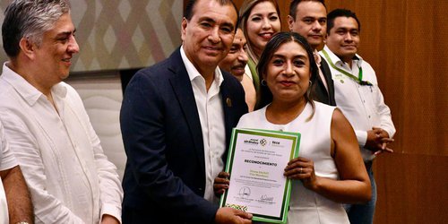 Reconocen a más de 60 docentes por su promoción en educación básica