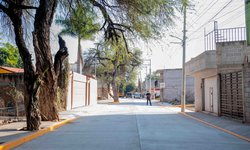 Pavimentan vialidad en la colonia El Altillo de Ciudad Fernández