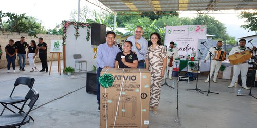 Oscar Bautista y alcalde de Lagunillas celebra a las madres en Río de Pinihuan y la cabecera