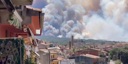 Impactantes imágenes de la gran columna de humo del incendio de La Bisbal d'Empordà
