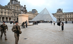 El Louvre permanece cerrado un día después de sufrir el robo de joyas de Napoleón.