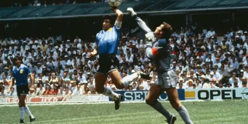Subastan balón de la “Mano de Dios” de Maradona por 3.35 millones de dólares.