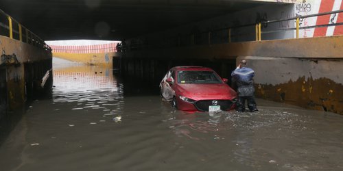 Vehículos varados por intensas lluvias en SLP