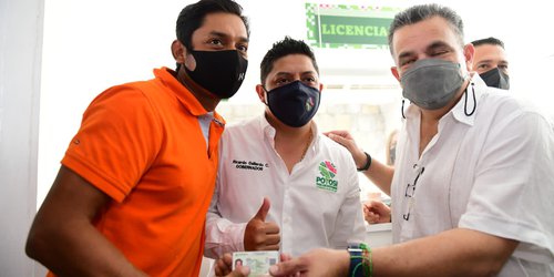 Gobernador Ricardo Gallardo entrega licencias gratuitas en Ciudad Valles