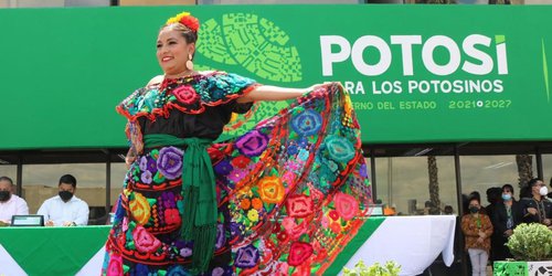 Concurso de trajes típicos en la SEGE, para conmemorar Independencia de México