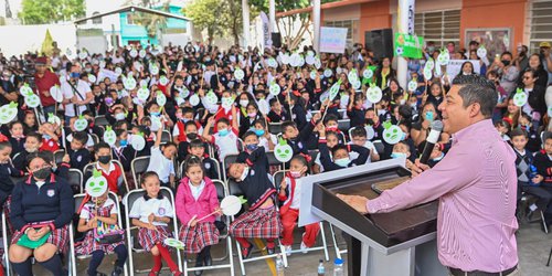 Lleva Ricardo Gallardo justicia social a escuela olvidada