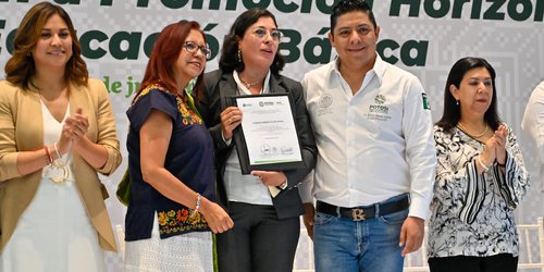 Ricardo Gallardo y Federación entregan incentivos a docentes
