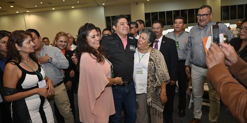 Ricardo Gallardo entrega  estímulos a personal administrativo de SEGE