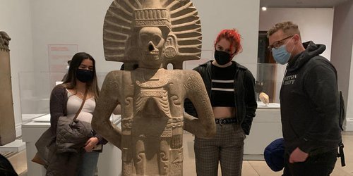 Buscan repatriar escultura huasteca que se exhibe en el Museo de Brooklyn