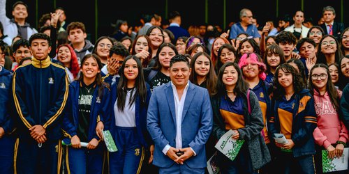 Ricardo Gallardo pone en mano de estudiantes 3.7 millones de pesos