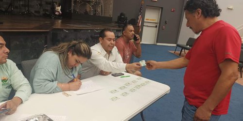 Gobierno lleva licencias gratuitas a connacionales