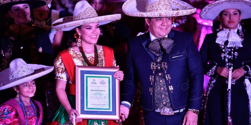 Familia Charra celebra baile de reinas con Ricardo Gallardo como invitado especial