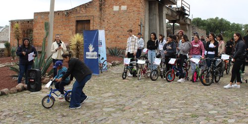 Gobierno entrega bicicletas en apoyo a niñas y niños