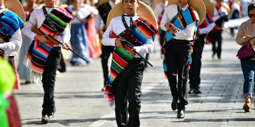 Un éxito desfile conmemorativo al 113 aniversario de la revolución