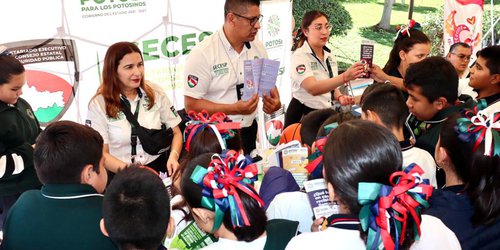 Gobierno estatal acerca servicios a familias de la región media