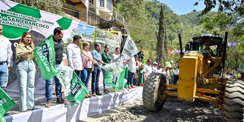 Ricardo Gallardo reconstruye camino rural en Tamazunchale
