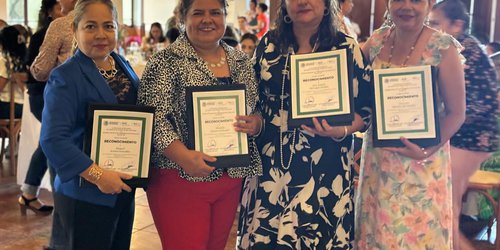 Reconocen a educadores de la Huasteca Potosina