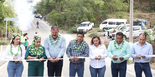 Ricardo Galllardo construye más caminos en San Martín Chalchicuautla