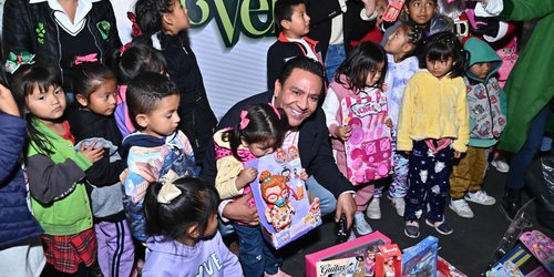 Niñas y niños de Mexquitic recibieron caravana de regalos navideños