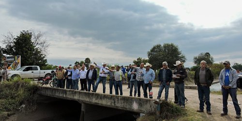 Rehabilitan canales y caminos laterales en la Media Luna y en drenes de Pujal Coy