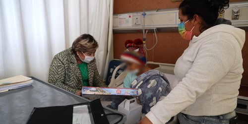 Entregan Juguetes a niñas y niños en el Hospital Central