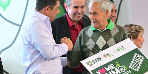 Entrega Ricardo Gallardo tarjetas de transporte público gratuito.